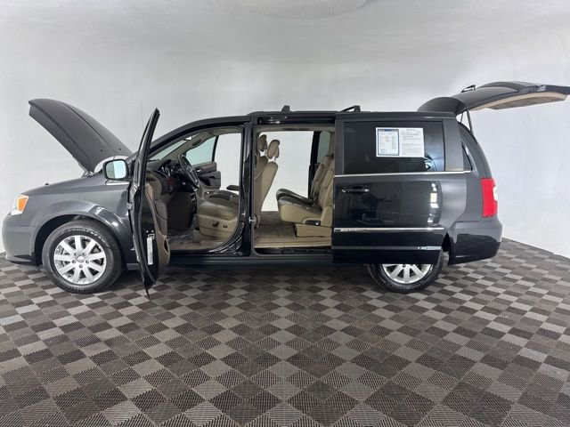 Used 2015 Chrysler Town & Country Touring image 11