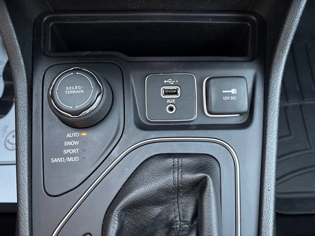 Used 2019 Jeep Cherokee Latitude Plus AWD/4WD image 17