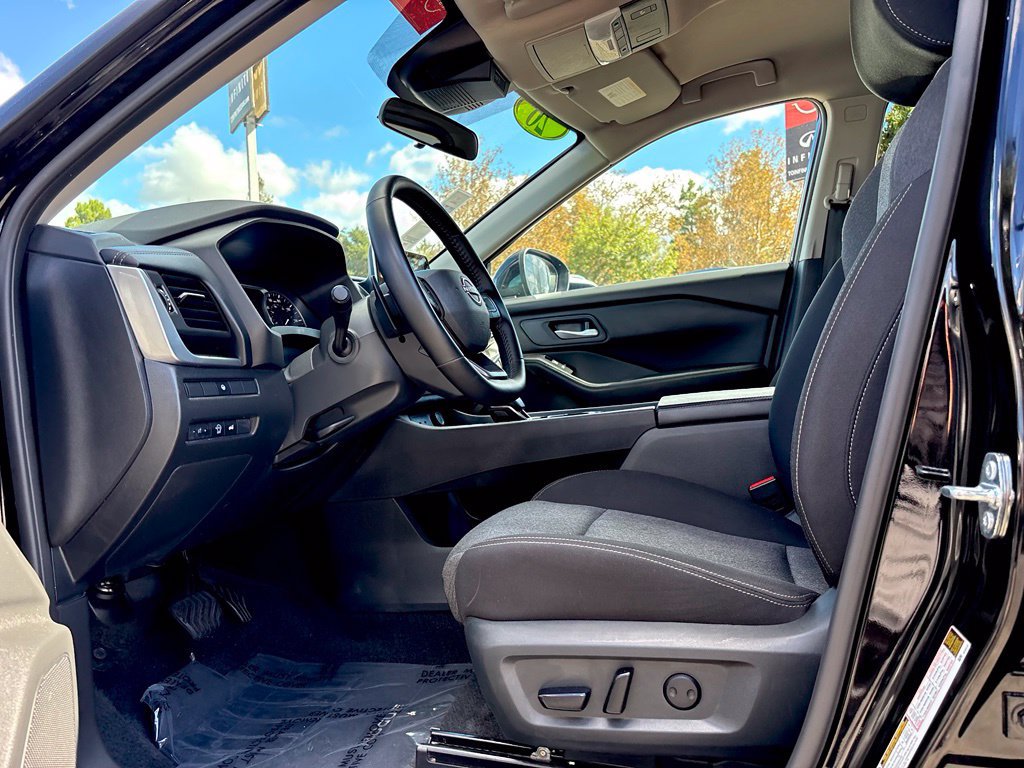 Certified 2026 Nissan Rogue SV FWD image 12