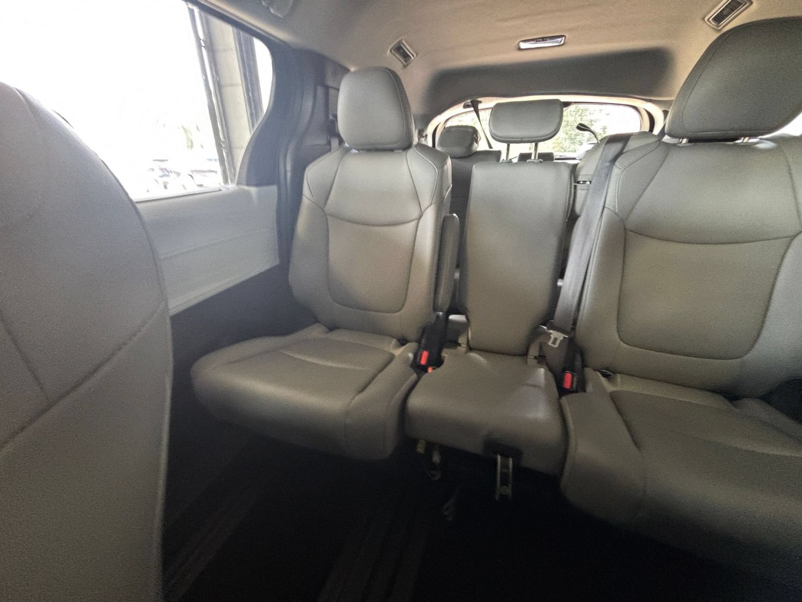 Used 2025 Toyota Sienna XLE FWD image 41