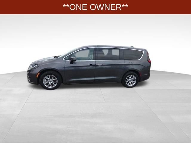Used 2023 Chrysler Pacifica Touring-L FWD image 4