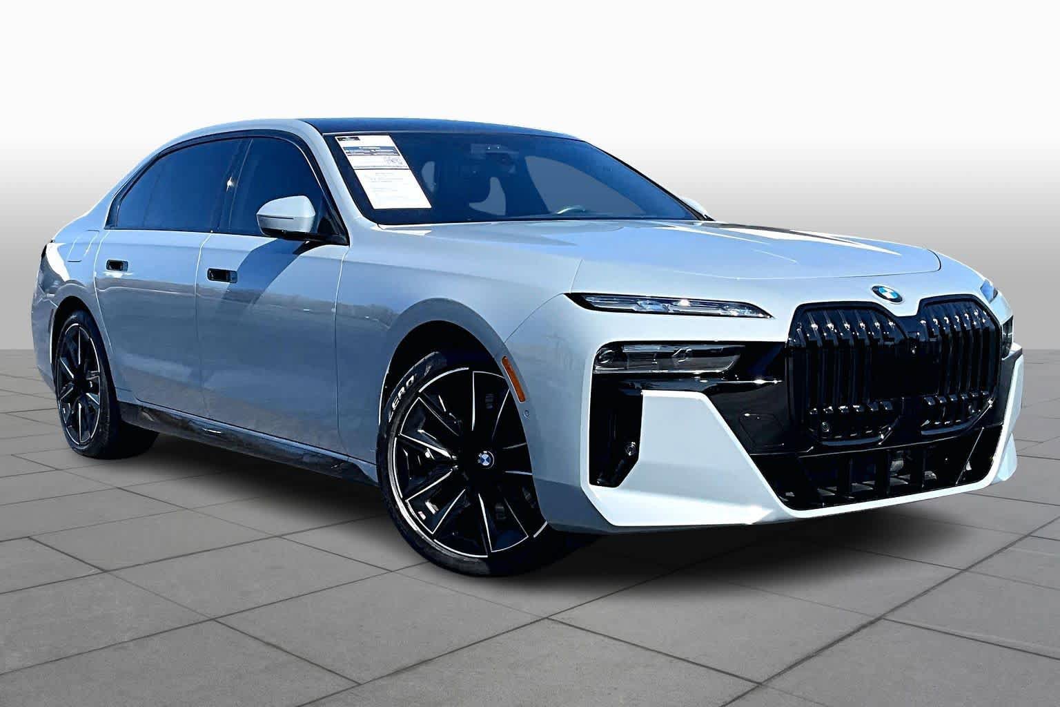Used 2023 BMW 760i xDrive w/ Executive Package image 3