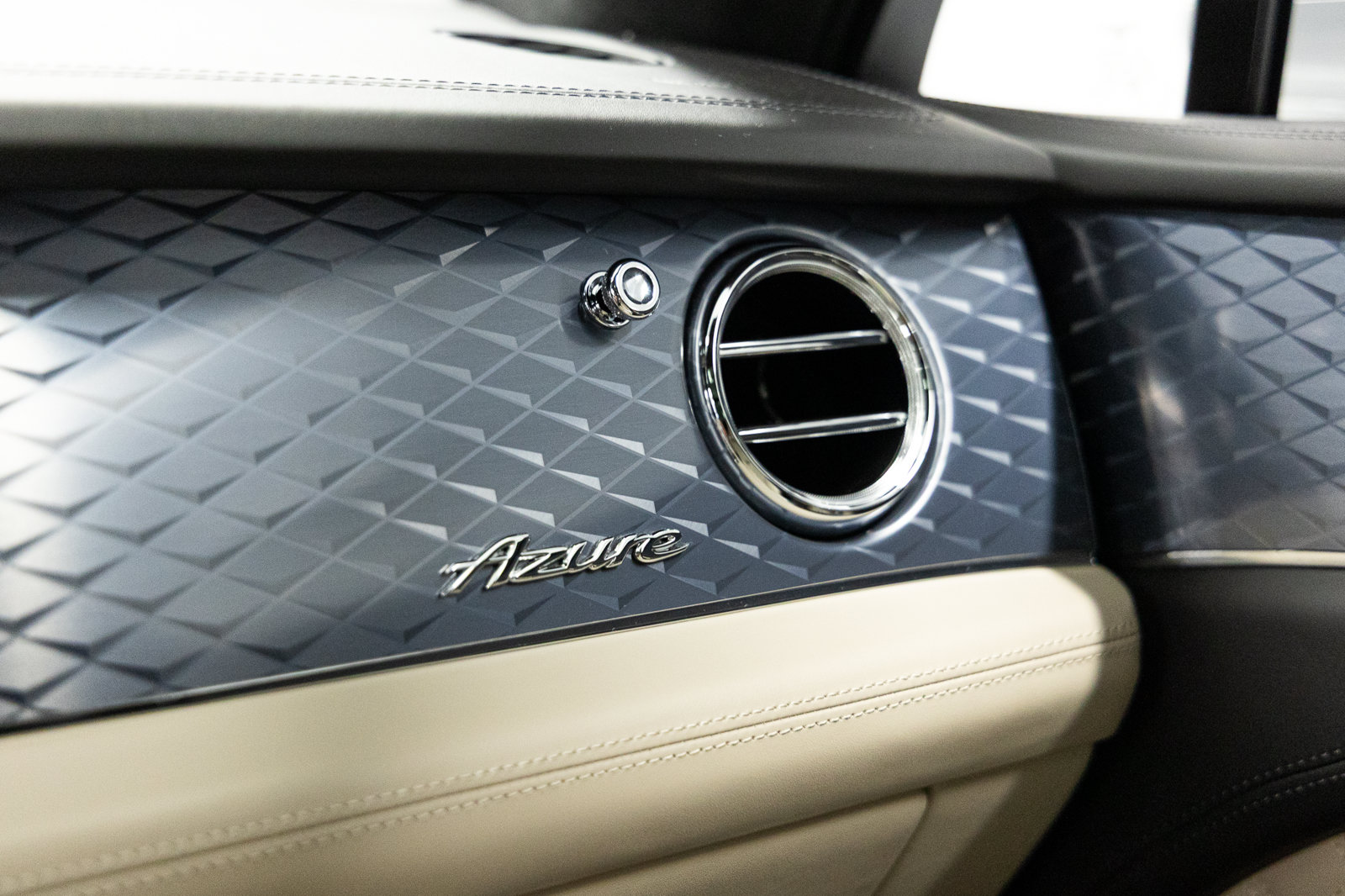 Certified 2023 Bentley Bentayga Plug-In Hybrid AWD/4WD image 45