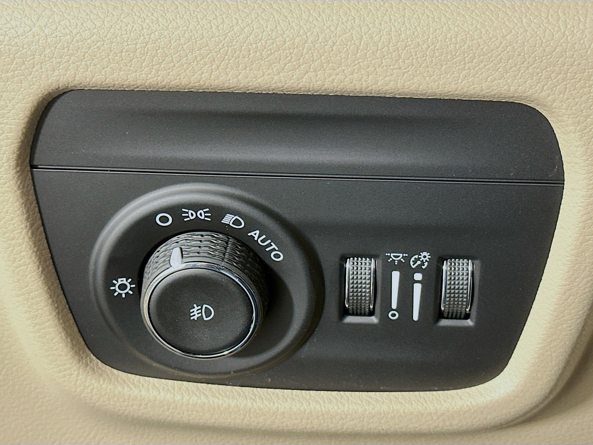 Used 2023 Jeep Grand Cherokee L Limited w/ Luxury Tech Group II image 17