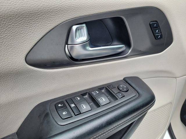 Used 2022 Chrysler Pacifica Touring-L image 17