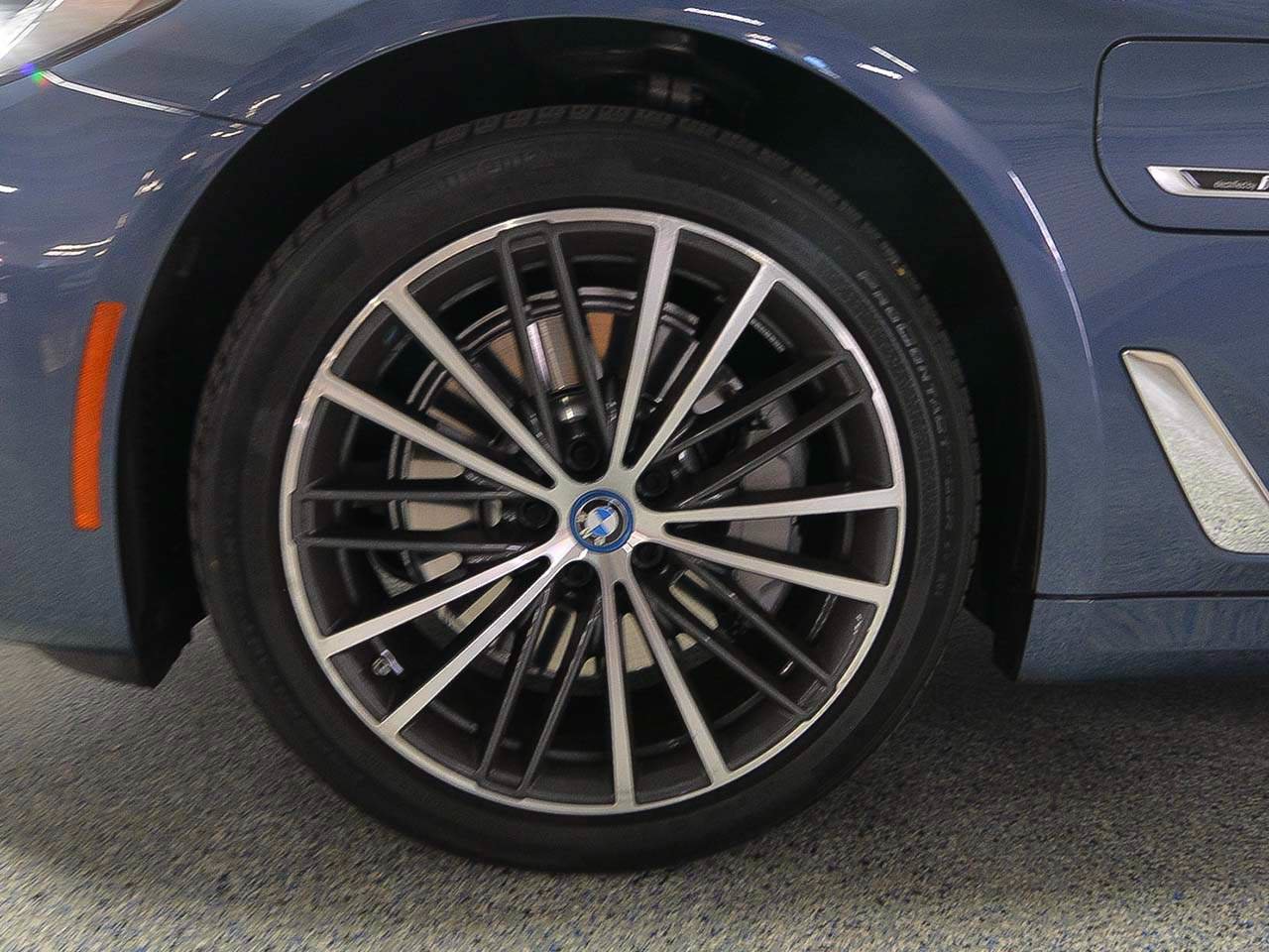 Certified 2023 BMW 530e w/ Convenience Package RWD image 5