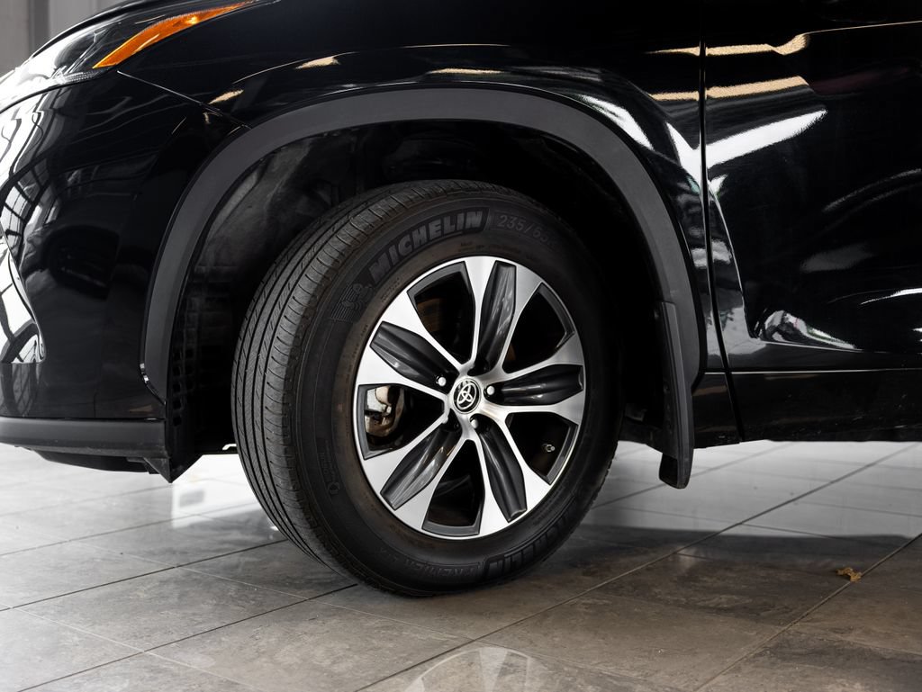 Used 2022 Toyota Highlander XLE AWD/4WD image 10