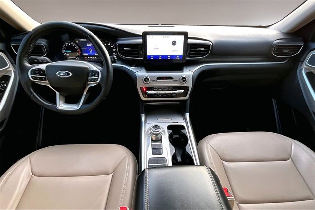 Used 2022 Ford Explorer XLT w/ Equipment Group 202A image 7