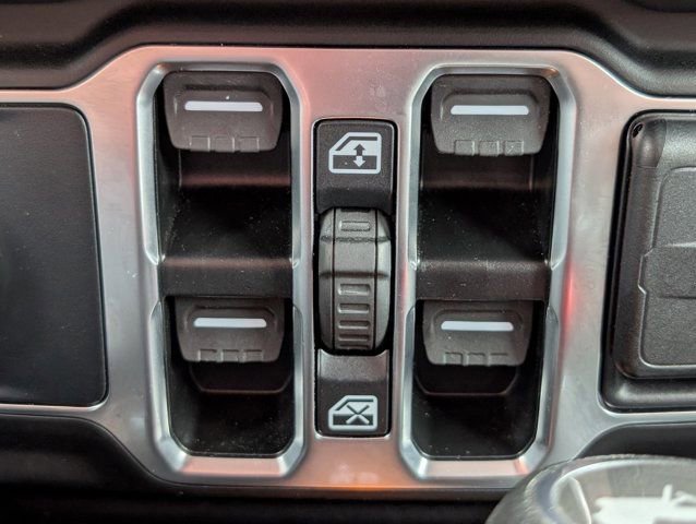 Used 2025 Jeep Wrangler Unlimited Sahara AWD/4WD image 19