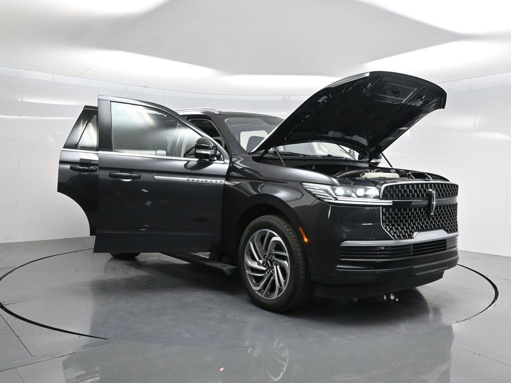 Used 2025 Lincoln Navigator Reserve image 40