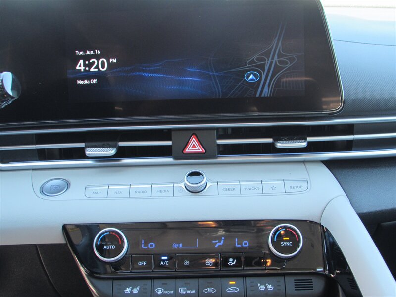 Used 2023 Hyundai Elantra Limited FWD image 18