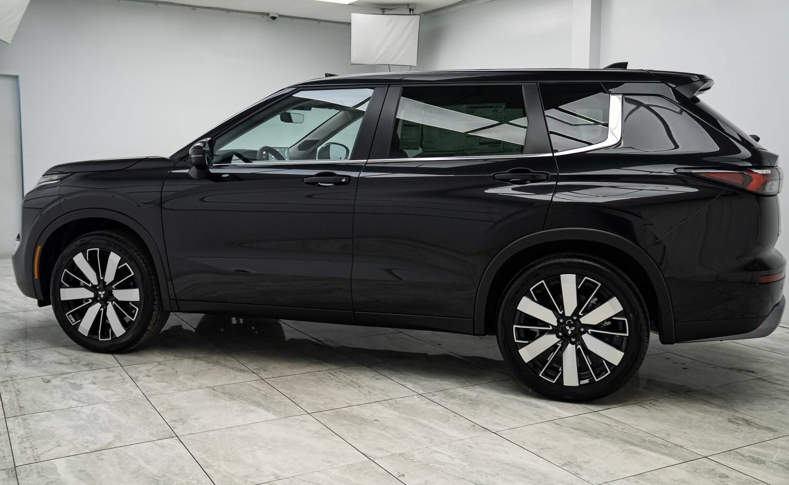 Used 2025 Mitsubishi Outlander SE AWD/4WD image 3