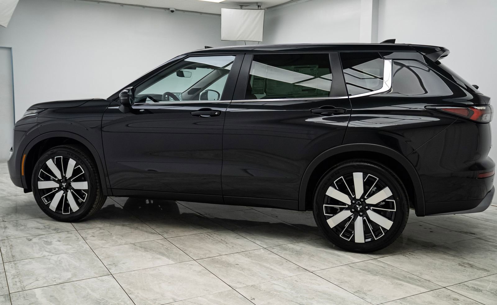 Used 2025 Mitsubishi Outlander SE image 3