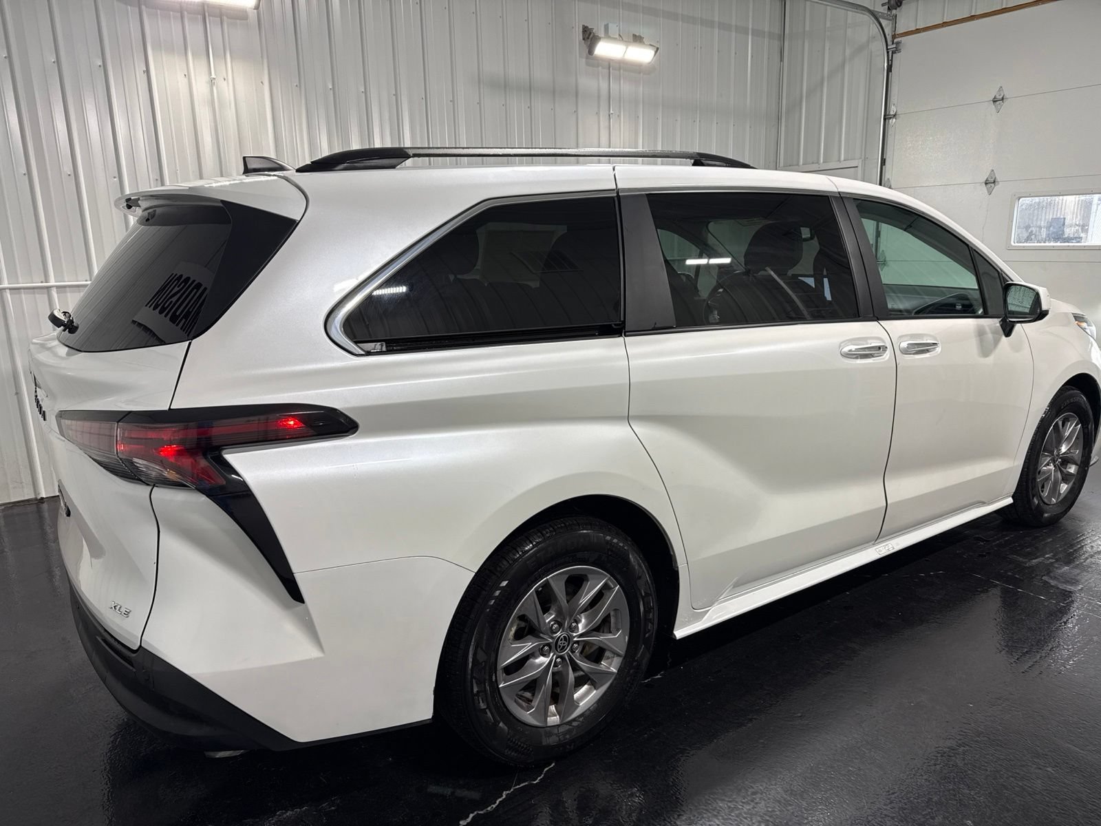 Used 2025 Toyota Sienna XLE FWD image 5