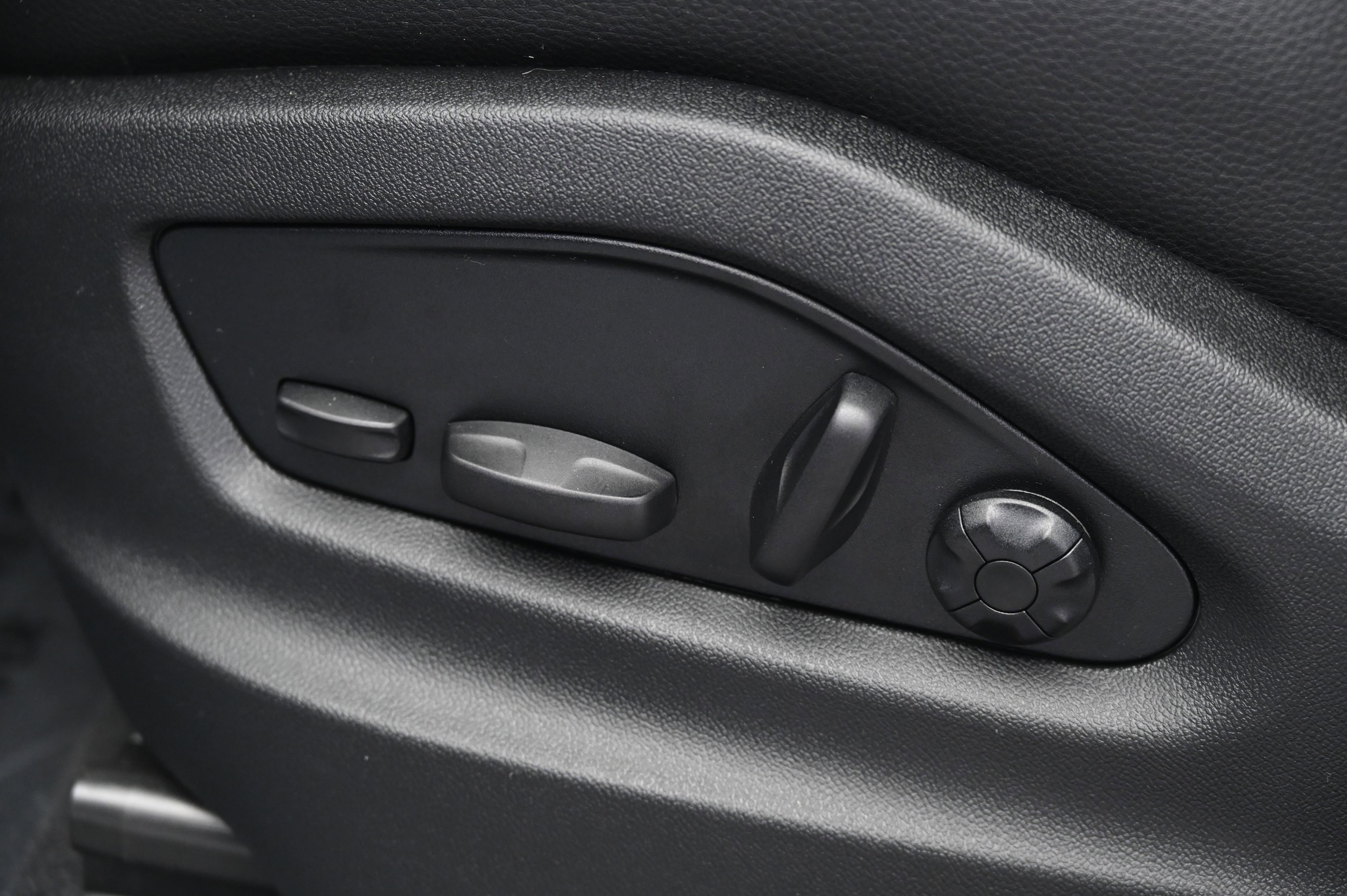 Certified 2025 Porsche Cayenne image 40