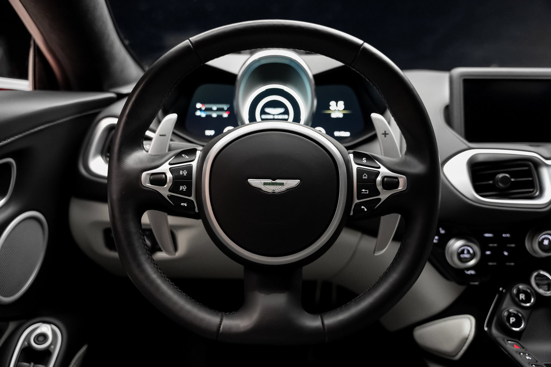 Used 2023 Aston Martin V8 Vantage Coupe RWD image 41