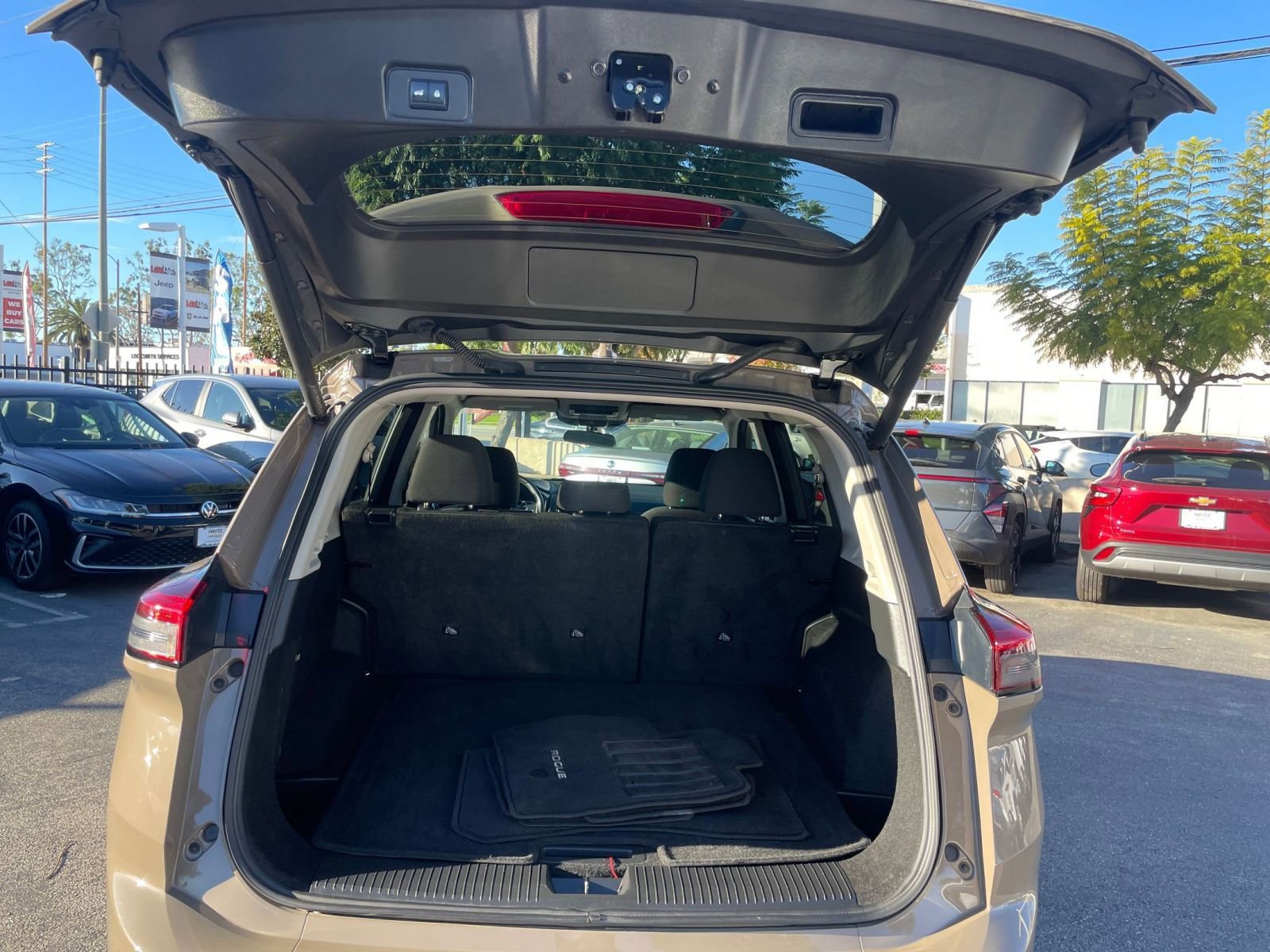 Used 2025 Nissan Rogue SV image 31