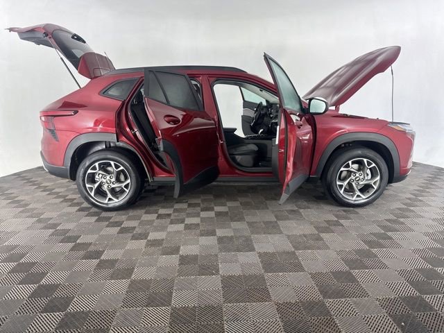 Used 2025 Chevrolet Trax LT w/ LT Convenience Package image 16