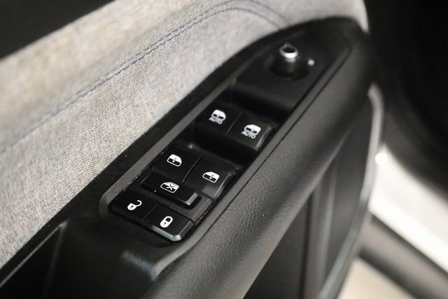 Used 2023 Jeep Compass Latitude image 18