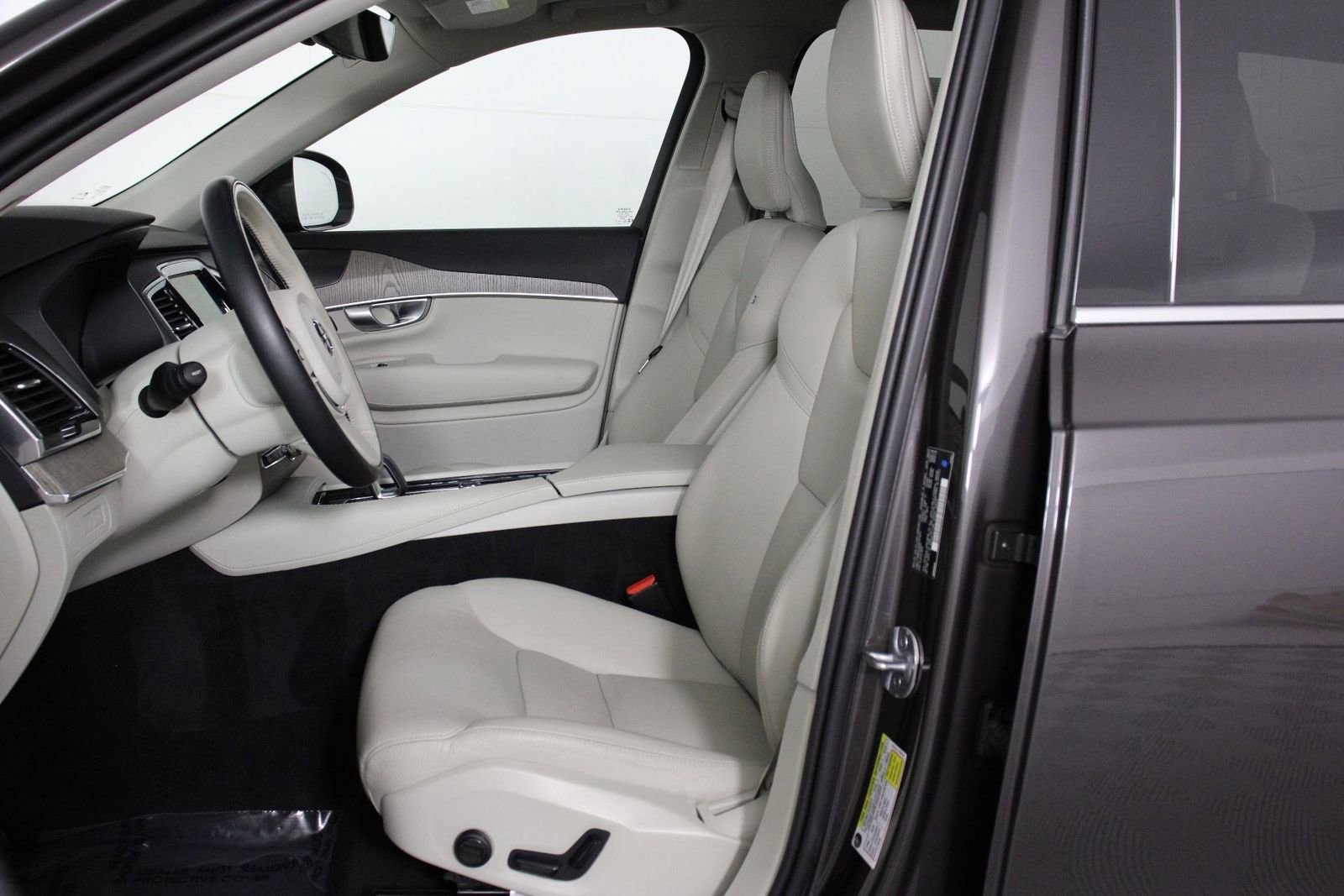 Certified 2024 Volvo XC90 T8 Plus w/ Protection Package Premier image 31