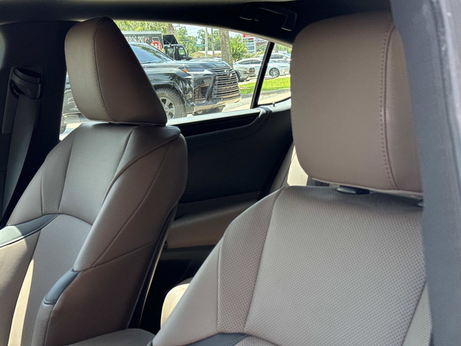 Used 2024 Lexus ES 350 w/ Premium Package FWD image 12