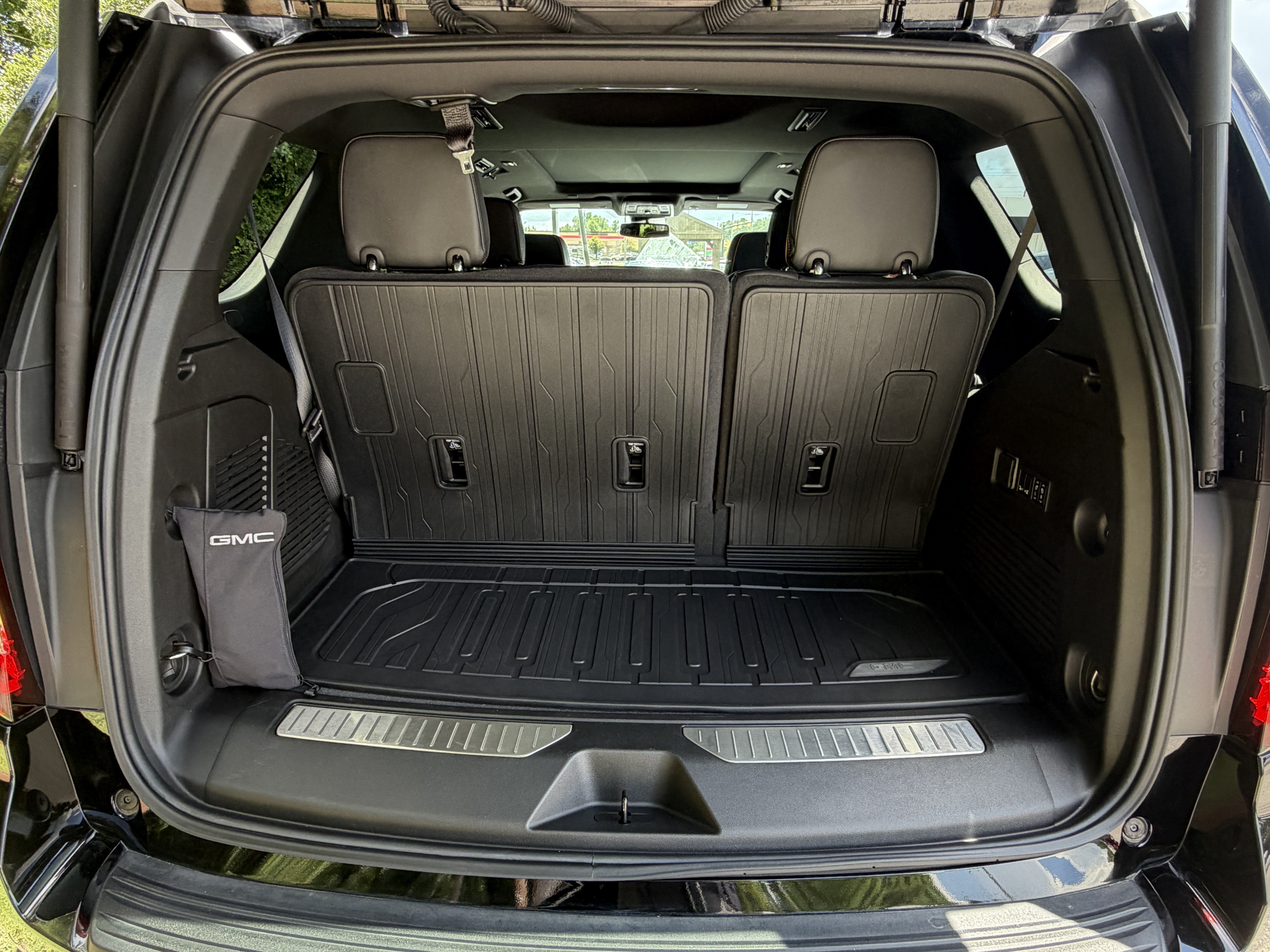 Used 2024 GMC Yukon AT4 w/ AT4 Premium Plus Package AWD/4WD image 4