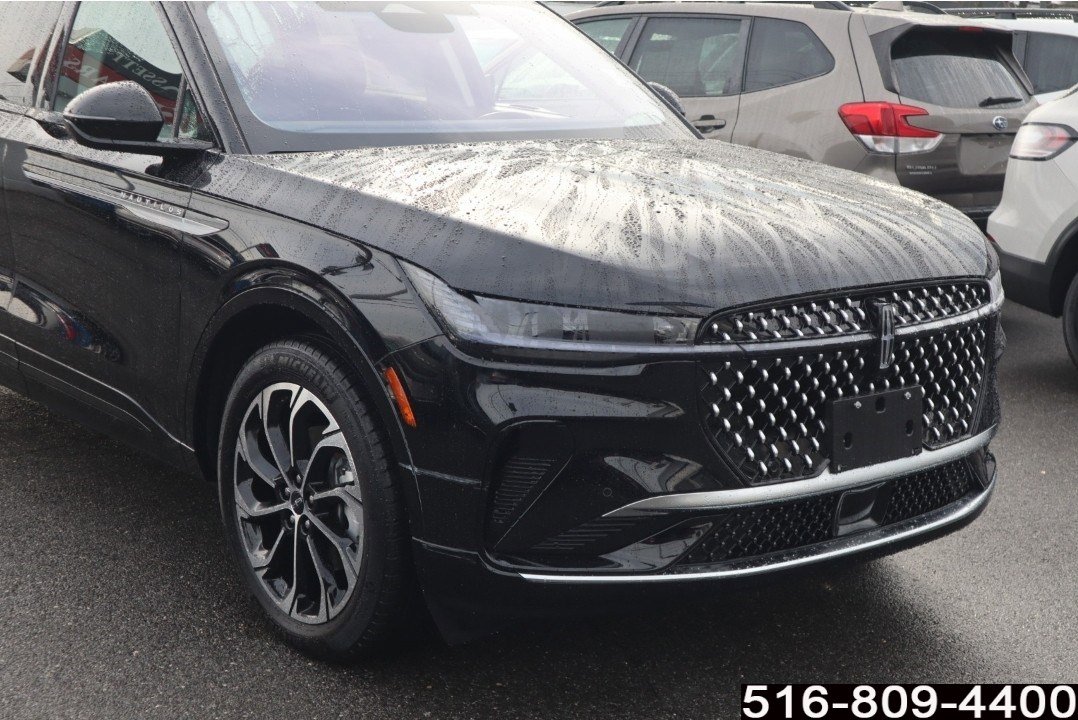 Used 2025 Lincoln Nautilus Reserve image 2