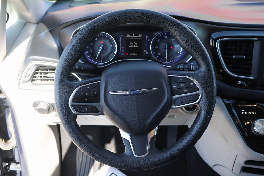 Used 2019 Chrysler Pacifica Touring image 18