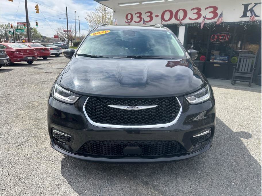 Used 2022 Chrysler Pacifica Touring-L image 2