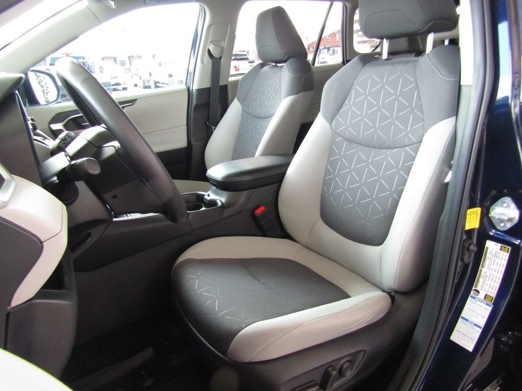 Used 2021 Toyota RAV4 XLE w/ Convenience Package AWD/4WD image 17