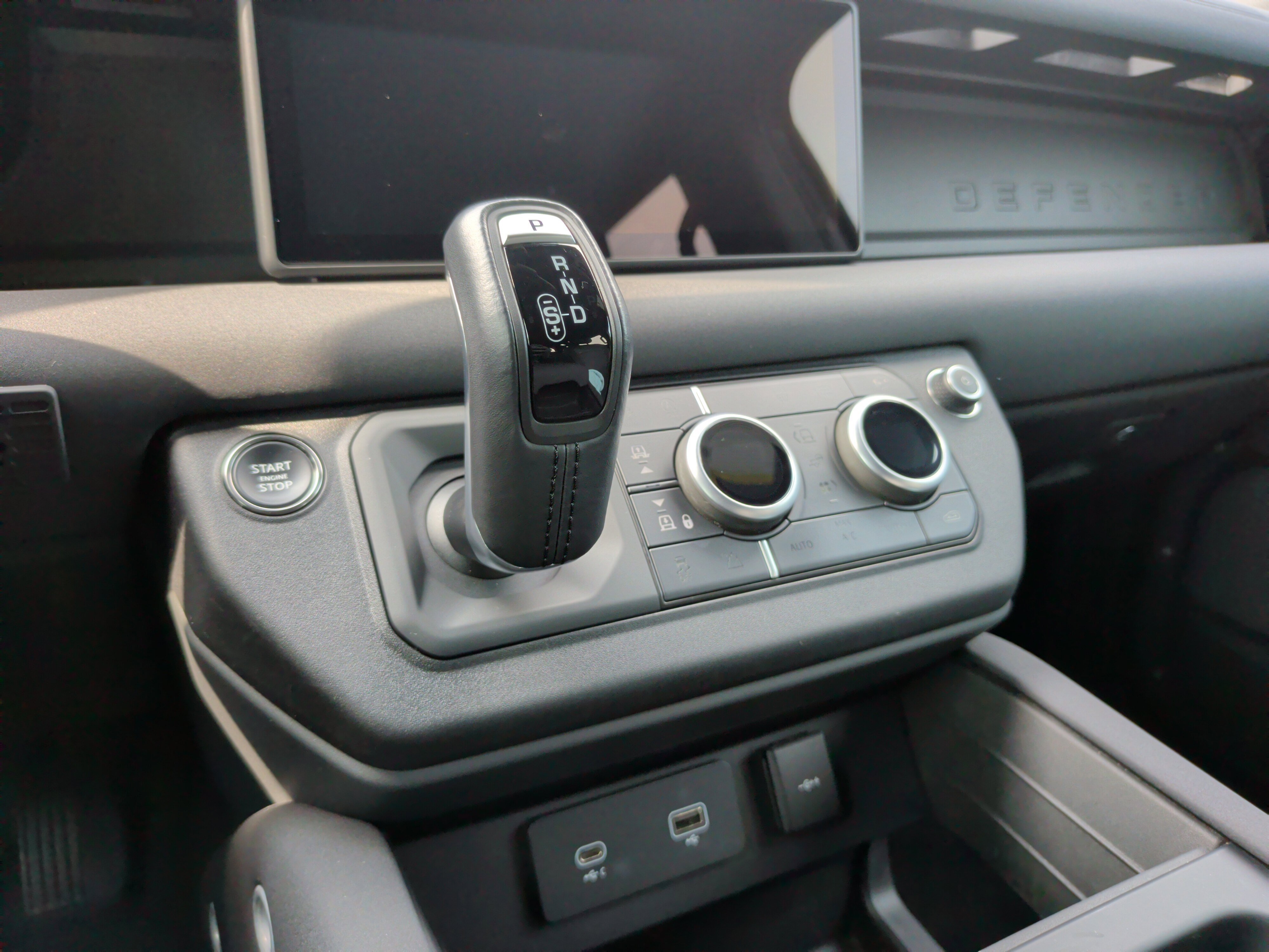 Used 2023 Land Rover Defender 110 X-Dynamic SE image 21