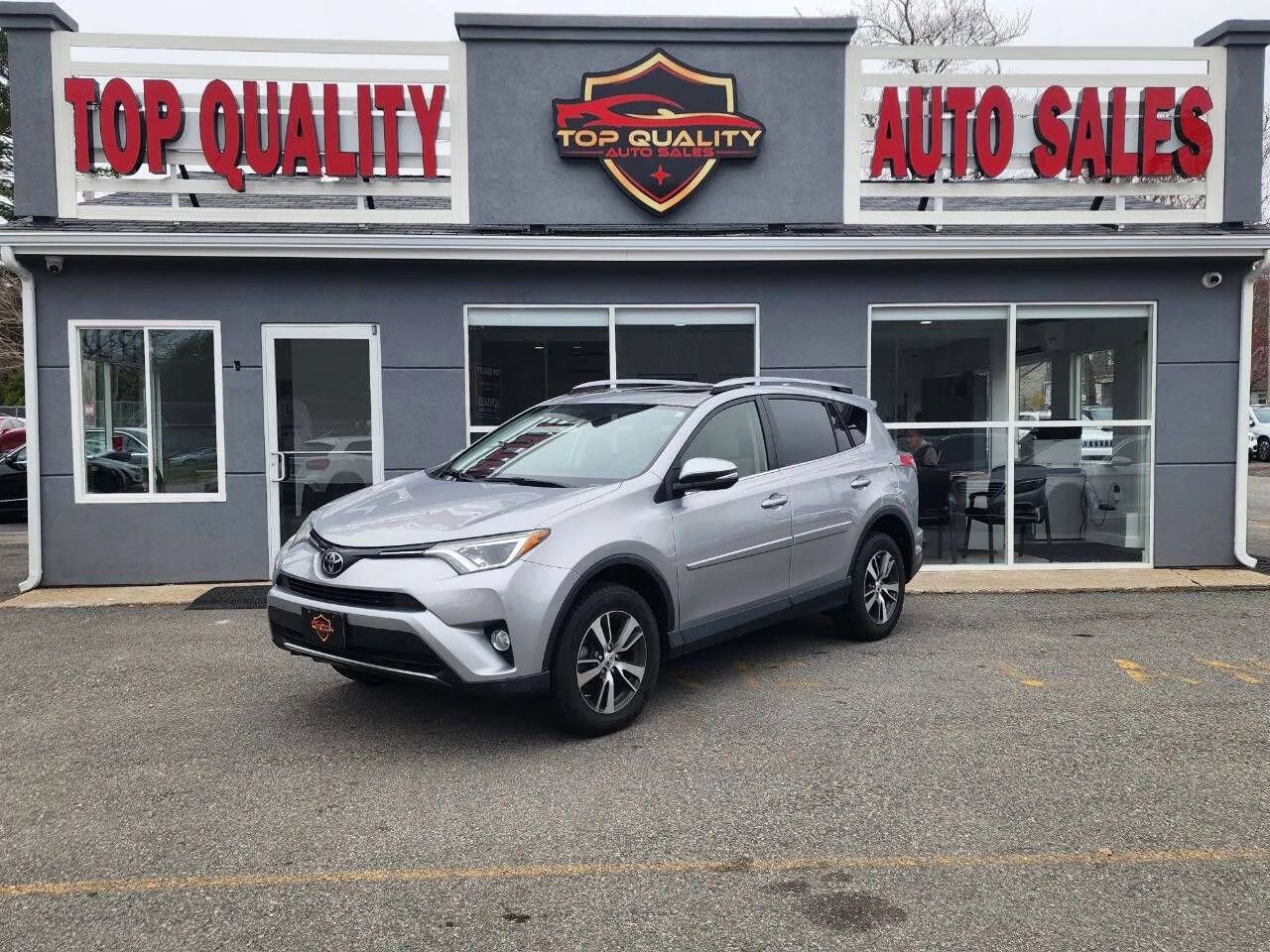 Used 2018 Toyota RAV4 XLE image 1