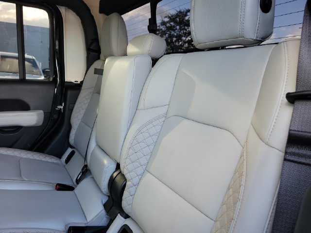Used 2023 Jeep Gladiator Overland AWD/4WD image 17
