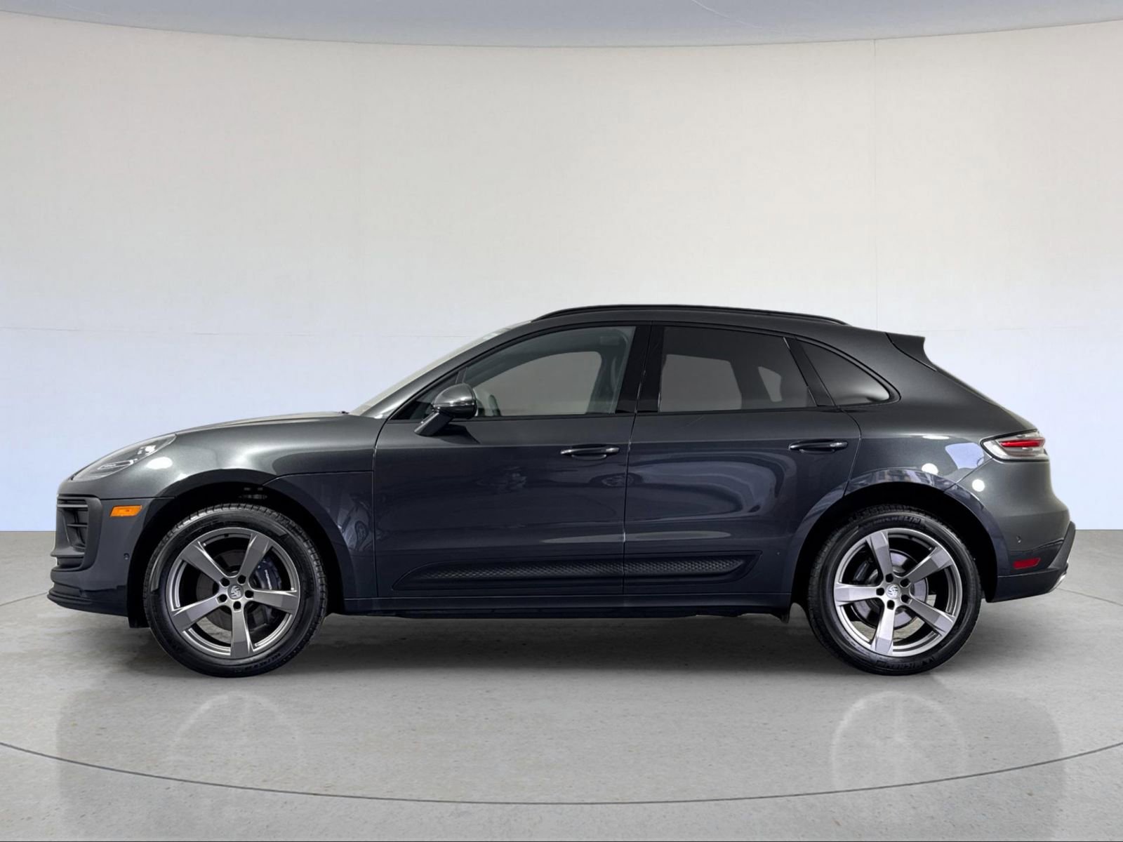 Certified 2025 Porsche Macan image 2