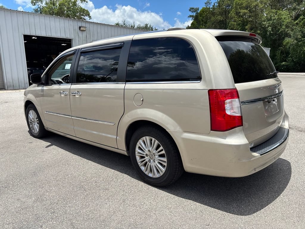 Used 2014 Chrysler Town & Country Limited FWD image 27