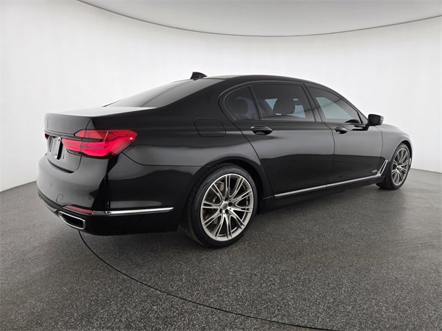 Used 2016 BMW 740i image 2