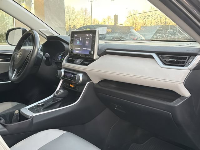 Used 2022 Toyota RAV4 XLE Premium image 16