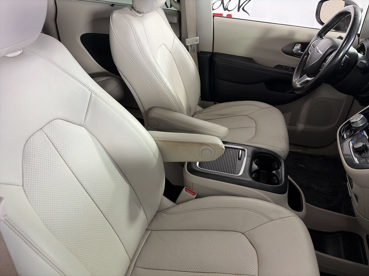 Used 2021 Chrysler Pacifica Touring-L FWD image 25
