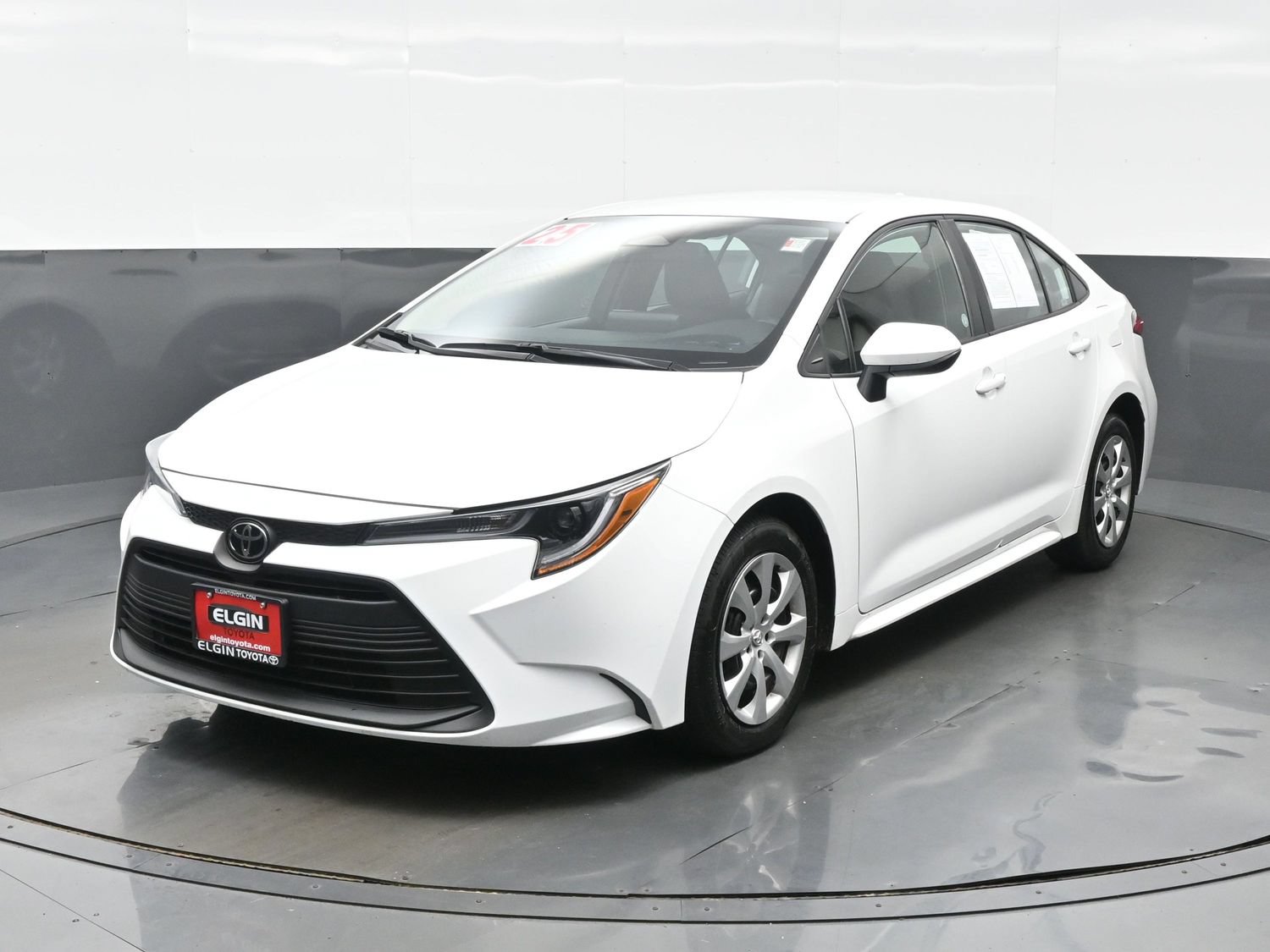 Used 2025 Toyota Corolla LE FWD image 2