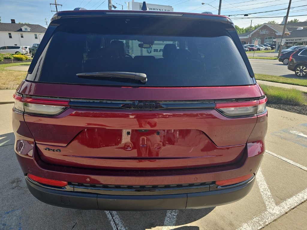Used 2024 Jeep Grand Cherokee Altitude AWD/4WD image 12