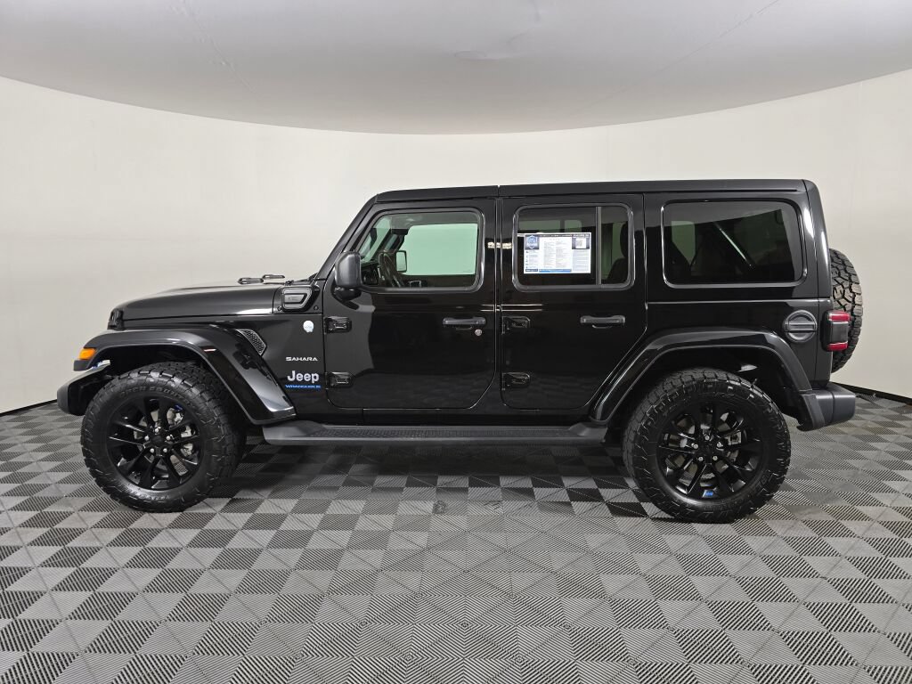 Used 2023 Jeep Wrangler Unlimited Sahara w/ Cold Weather Group AWD/4WD image 6
