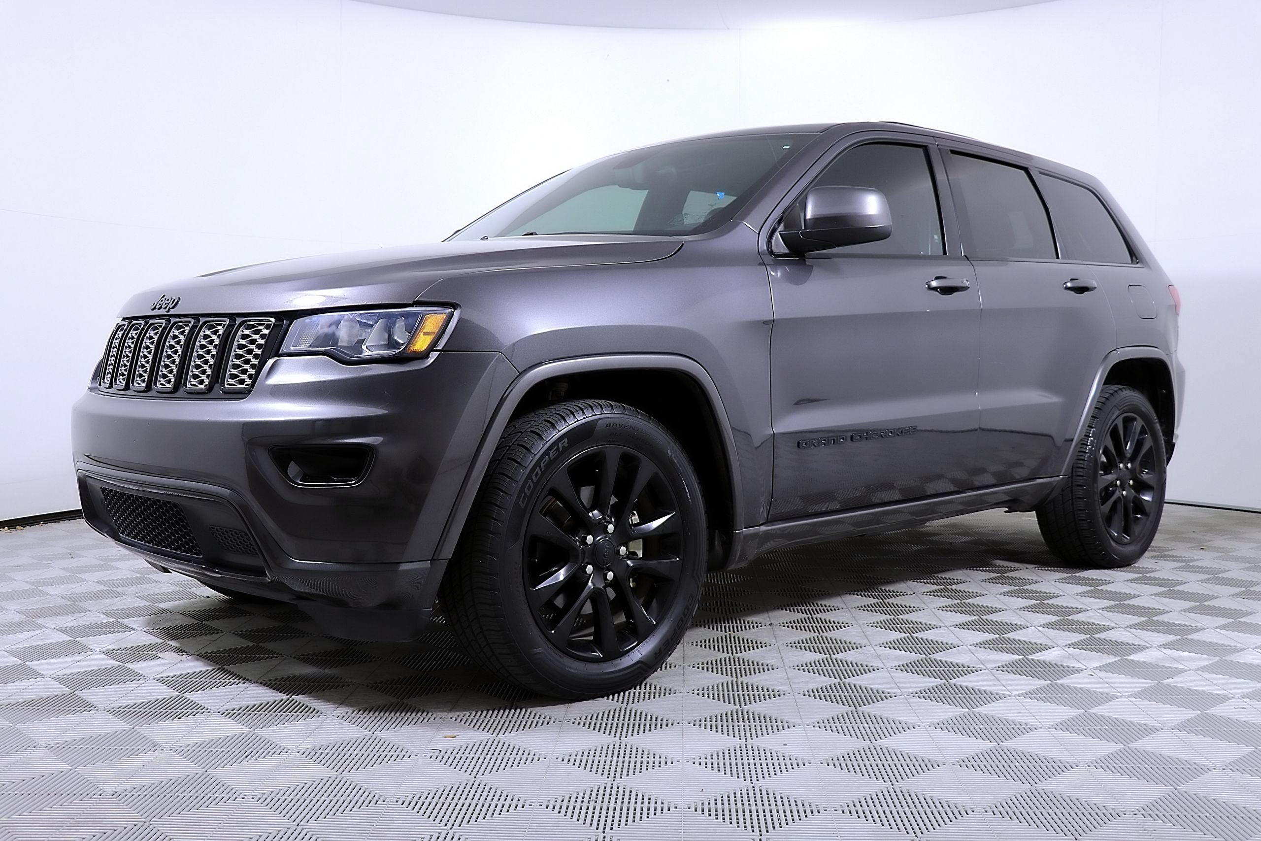 Used 2017 Jeep Grand Cherokee Altitude RWD image 2