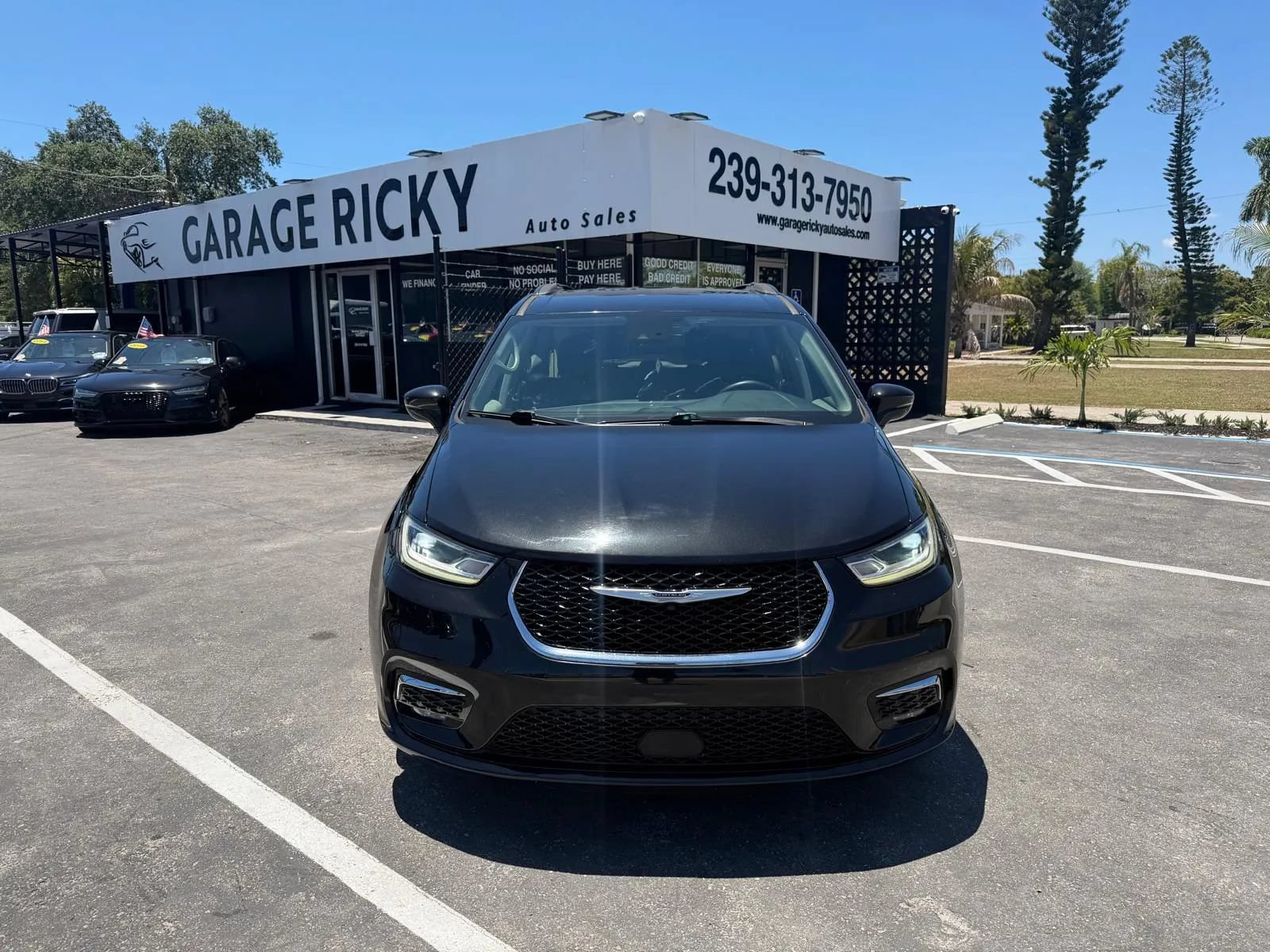 Used 2021 Chrysler Pacifica Touring FWD image 2