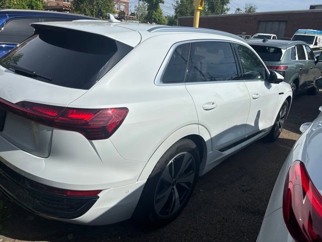 Certified 2024 Audi Q8 e-tron Premium Plus w/ Premium Plus Package AWD/4WD image 8