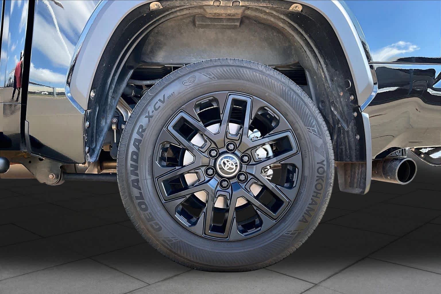 Used 2025 Toyota Tundra Limited AWD/4WD image 10