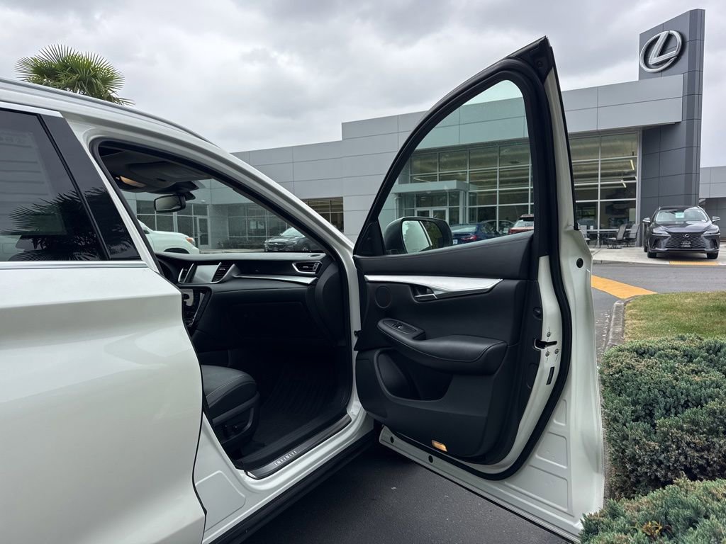 Used 2019 INFINITI QX50 Luxe w/ Navigation Package AWD/4WD image 18
