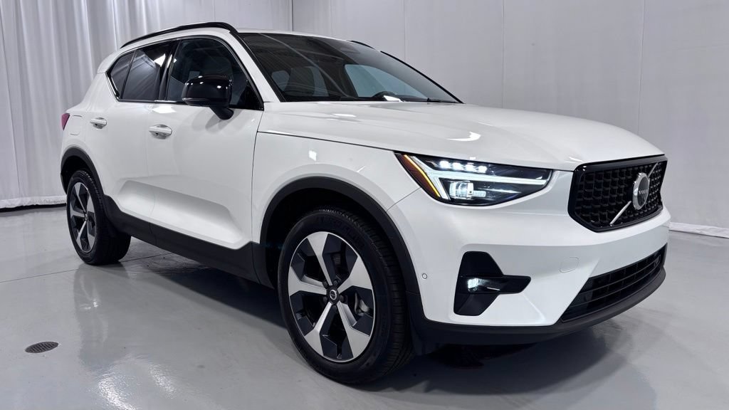 Certified 2026 Volvo XC40 B5 Plus AWD/4WD image 4