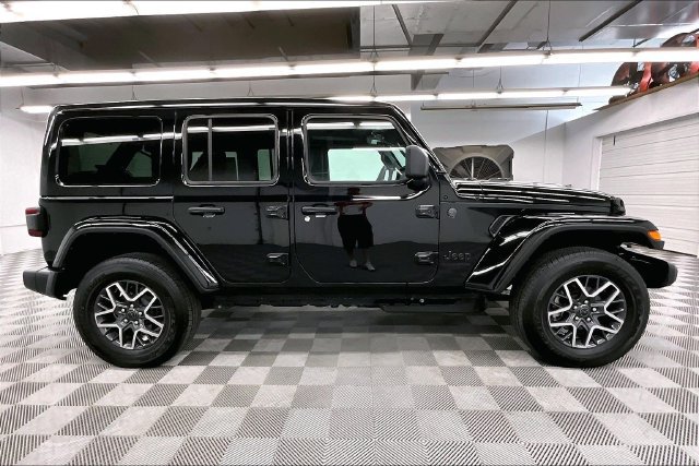 Used 2026 Jeep Wrangler Unlimited Sahara AWD/4WD image 16