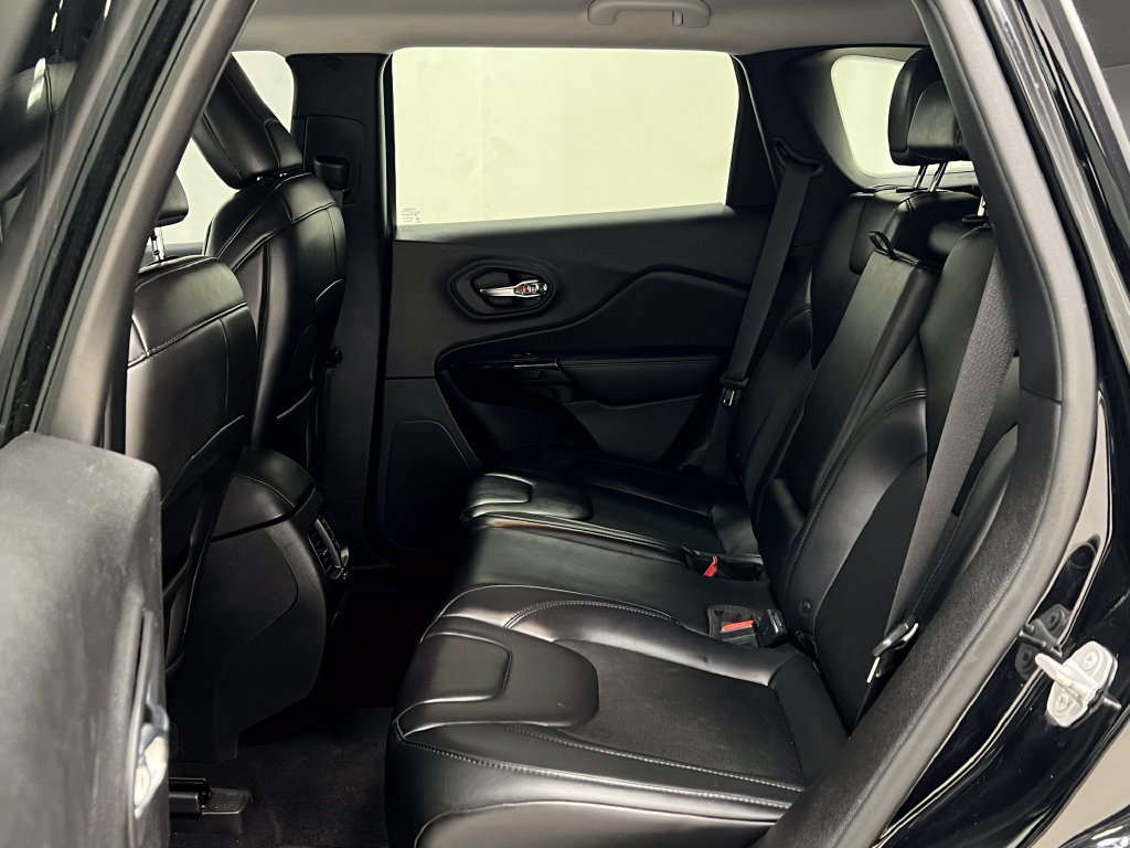 Used 2019 Jeep Cherokee Latitude Plus FWD image 31