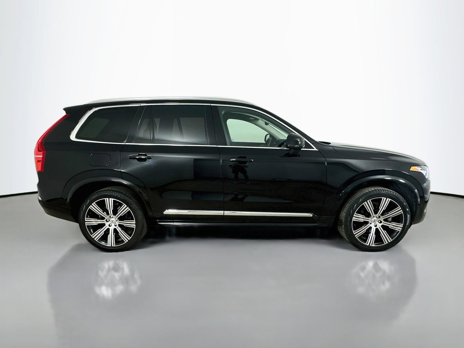 Used 2025 Volvo XC90 B6 Plus w/ Protection Package AWD/4WD image 4